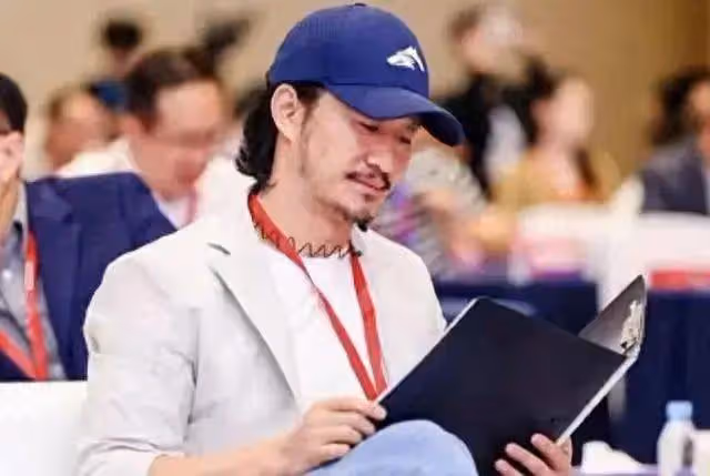 驚呆了!吳京最新亮相,留長發,一臉絡腮鬍,穿白色西服都沒去油成功