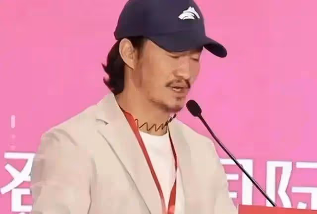 驚呆了!吳京最新亮相,留長發,一臉絡腮鬍,穿白色西服都沒去油成功