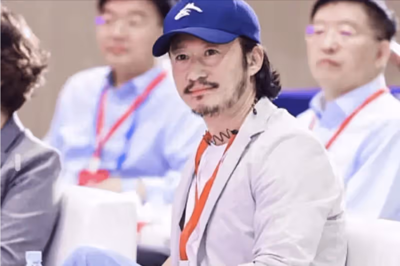 驚呆了!吳京最新亮相,留長發,一臉絡腮鬍,穿白色西服都沒去油成功