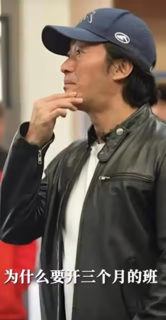 驚呆了!吳京最新亮相,留長發,一臉絡腮鬍,穿白色西服都沒去油成功