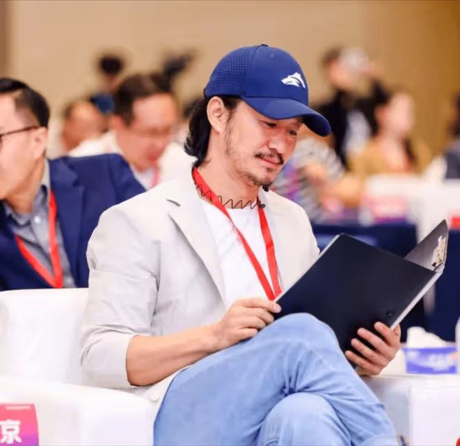 驚呆了!吳京最新亮相,留長發,一臉絡腮鬍,穿白色西服都沒去油成功