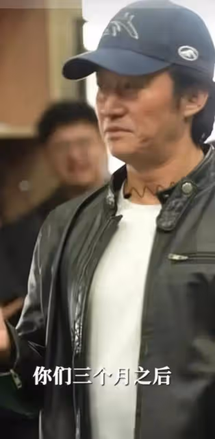 驚呆了!吳京最新亮相,留長發,一臉絡腮鬍,穿白色西服都沒去油成功