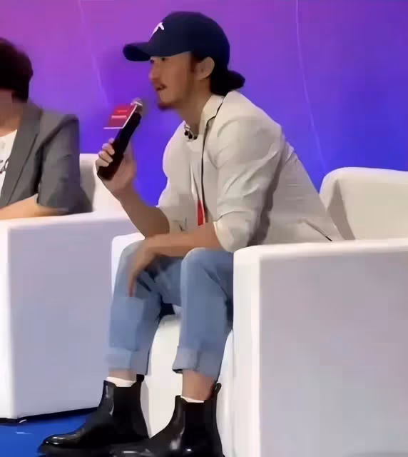 驚呆了!吳京最新亮相,留長發,一臉絡腮鬍,穿白色西服都沒去油成功