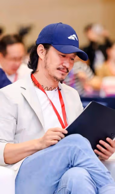 驚呆了!吳京最新亮相,留長發,一臉絡腮鬍,穿白色西服都沒去油成功