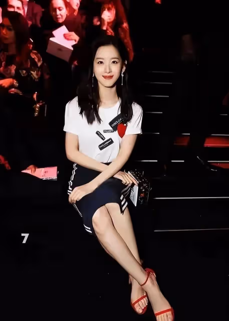 章澤天近照：現身倫敦觀戰溫網，穿扮清新似小姑娘，白皙細腿搶鏡