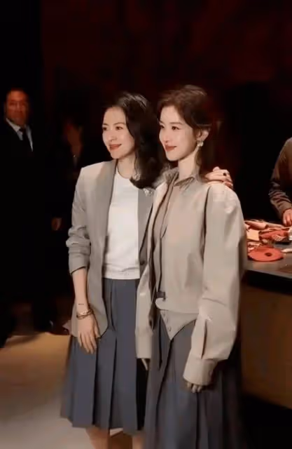 章澤天近照：現身倫敦觀戰溫網，穿扮清新似小姑娘，白皙細腿搶鏡