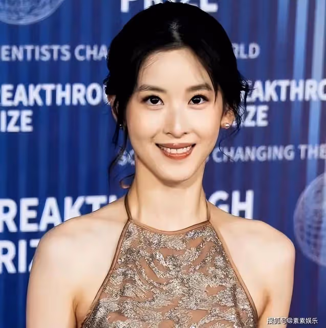 章澤天近照：現身倫敦觀戰溫網，穿扮清新似小姑娘，白皙細腿搶鏡