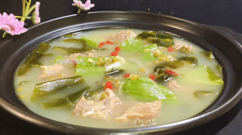 綠豆和它天生一對,天熱吃最爽了!為家人煲出一鍋好湯,一口香濃、鮮到沒話說