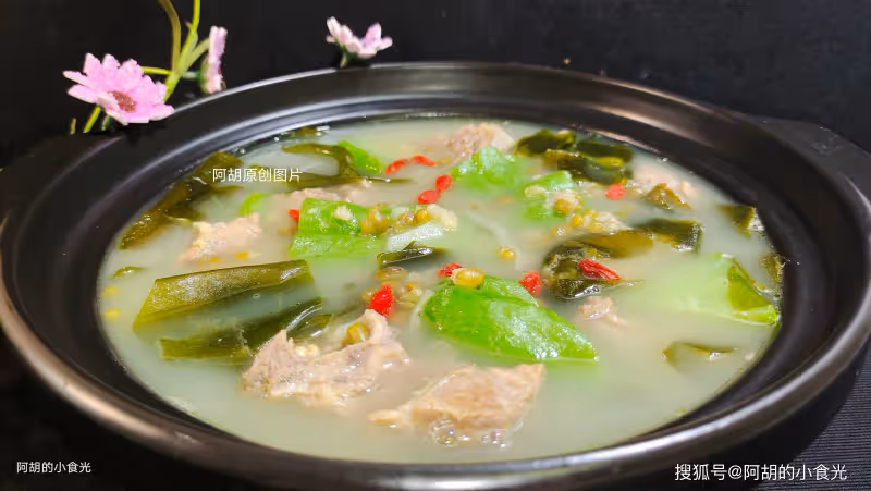 綠豆和它天生一對,天熱吃最爽了!為家人煲出一鍋好湯,一口香濃、鮮到沒話說