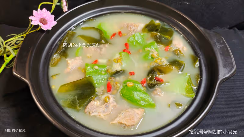 綠豆和它天生一對,天熱吃最爽了!為家人煲出一鍋好湯,一口香濃、鮮到沒話說