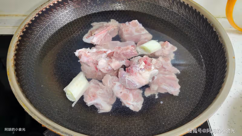 綠豆和它天生一對,天熱吃最爽了!為家人煲出一鍋好湯,一口香濃、鮮到沒話說