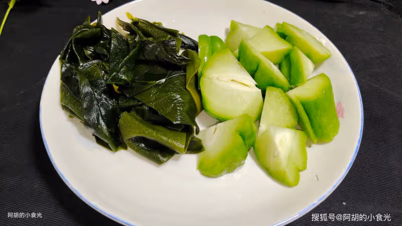 綠豆和它天生一對,天熱吃最爽了!為家人煲出一鍋好湯,一口香濃、鮮到沒話說