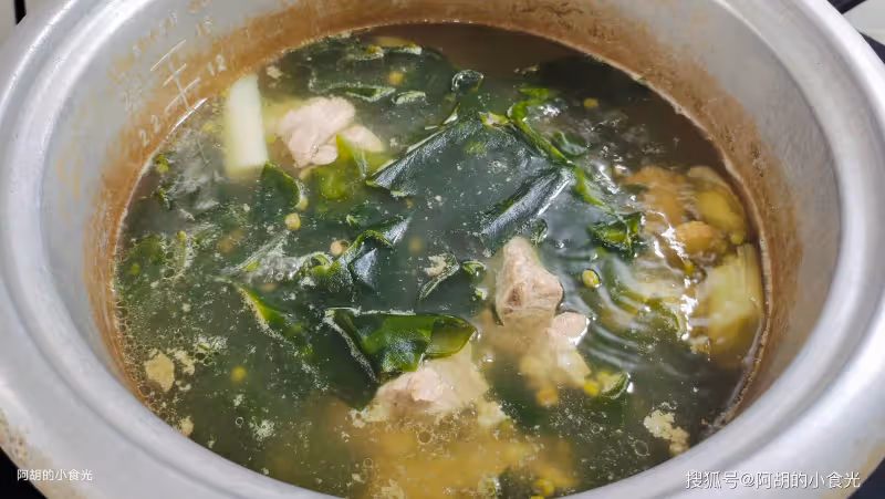 綠豆和它天生一對,天熱吃最爽了!為家人煲出一鍋好湯,一口香濃、鮮到沒話說