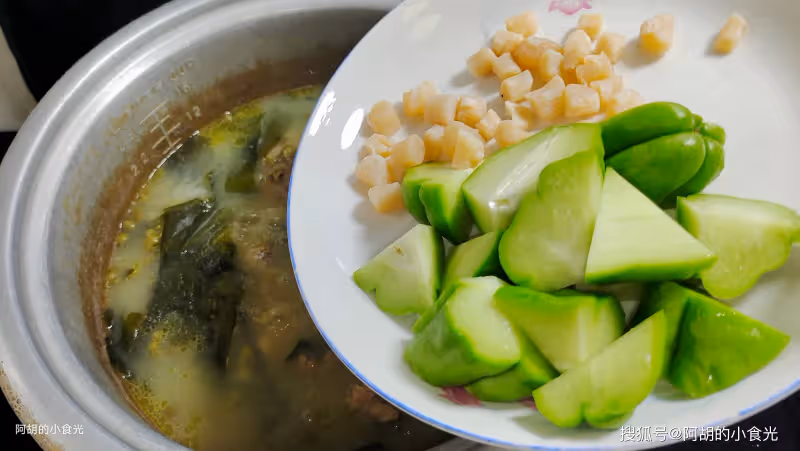 綠豆和它天生一對,天熱吃最爽了!為家人煲出一鍋好湯,一口香濃、鮮到沒話說