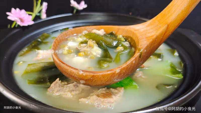 綠豆和它天生一對,天熱吃最爽了!為家人煲出一鍋好湯,一口香濃、鮮到沒話說