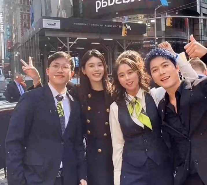 何超欣曬與奚夢瑤陳學冬合照，一同慶祝何猷君公司上市