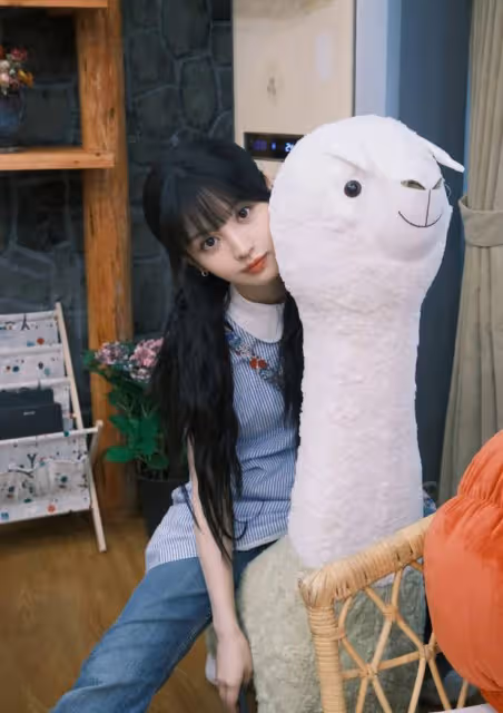 田曦薇雙馬尾穿無袖清純十足，與玩偶合照俏皮可愛