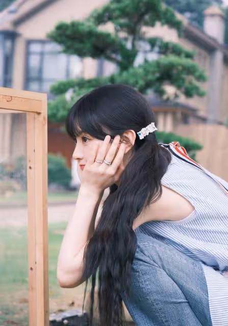 田曦薇雙馬尾穿無袖清純十足，與玩偶合照俏皮可愛