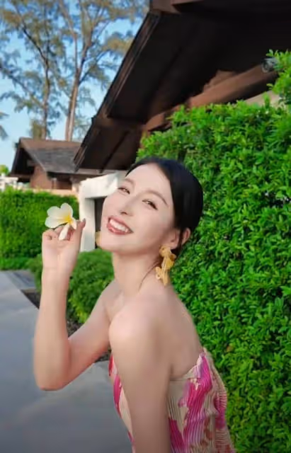 仝卓賈青同游泰國疑似戀愛，牽手微笑幸福甜蜜