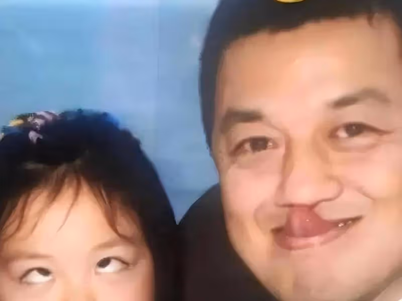 王菲18歲女兒李嫣KTV嗨玩，兔唇側臉引熱議！天后親自接送，母女零交流生嫌隙