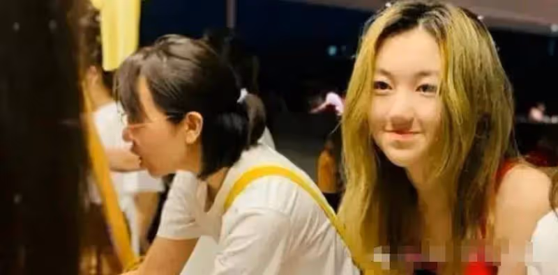 王菲18歲女兒李嫣KTV嗨玩，兔唇側臉引熱議！天后親自接送，母女零交流生嫌隙