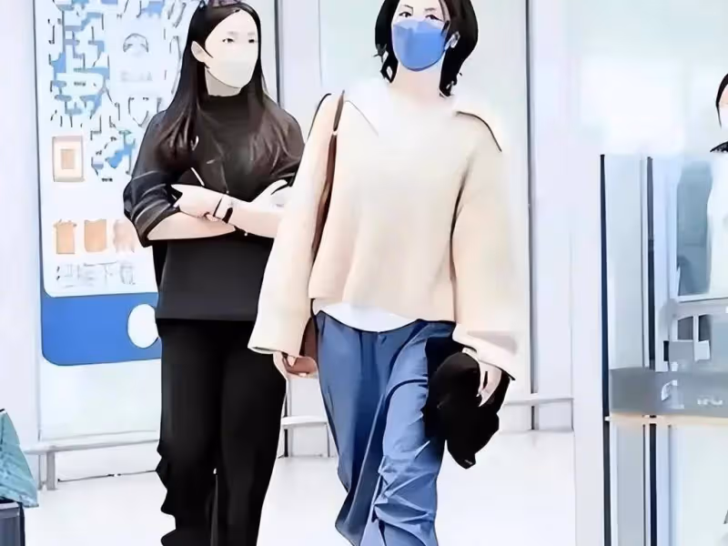 王菲18歲女兒李嫣KTV嗨玩，兔唇側臉引熱議！天后親自接送，母女零交流生嫌隙