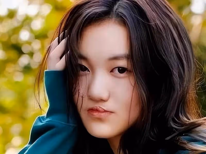 王菲18歲女兒李嫣KTV嗨玩，兔唇側臉引熱議！天后親自接送，母女零交流生嫌隙