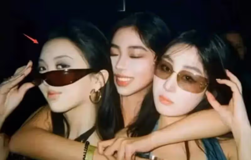 王菲18歲女兒李嫣KTV嗨玩，兔唇側臉引熱議！天后親自接送，母女零交流生嫌隙