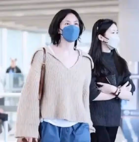 王菲18歲女兒李嫣KTV嗨玩，兔唇側臉引熱議！天后親自接送，母女零交流生嫌隙