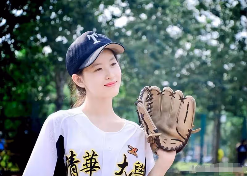 一張照片,徹底戳穿了章澤天的「精明」:難怪她30歲就身家600億