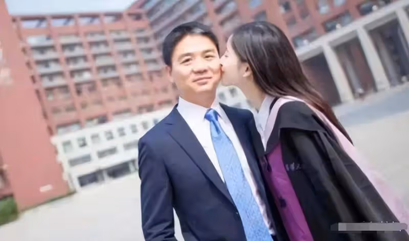一張照片,徹底戳穿了章澤天的「精明」:難怪她30歲就身家600億
