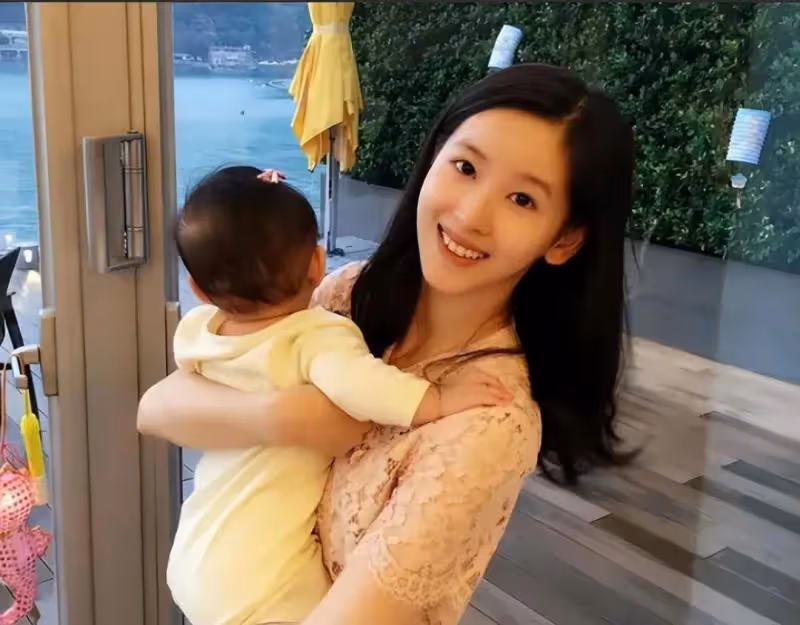 一張照片，徹底戳穿了章澤天的「精明」：難怪她30歲就身家600億