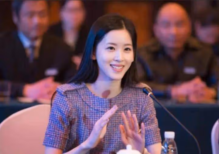 一張照片，徹底戳穿了章澤天的「精明」：難怪她30歲就身家600億