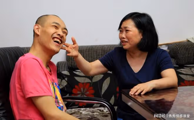 我把兩套拆遷房全給了兒子，晚年去養老，他卻把我趕出了家門