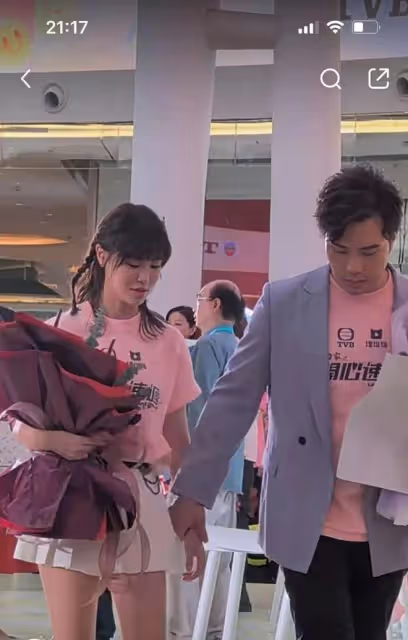 戲假情真?TVB熒幕情侶牽手現身活動,男方沒否認發展:她是很好的對象