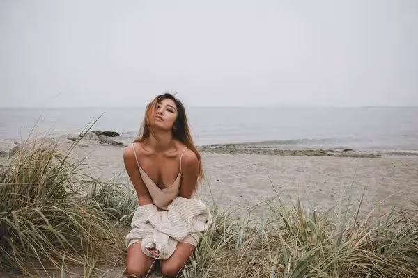 苗僑偉大女兒曬性感泳衣靚照,身材好拒絕參選港姐,留國外拍恐怖片
