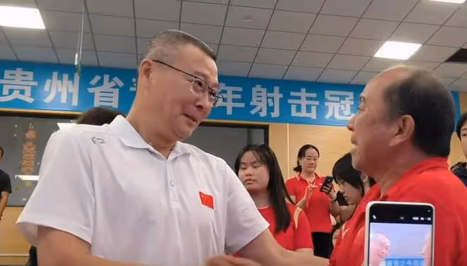 謝瑜10米氣手槍奪冠,父親獨自在家為他加油,鼓掌到感動落淚