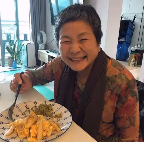 鄭佩佩離世13天，女兒再發文悼念母親：請來夢裡看我！