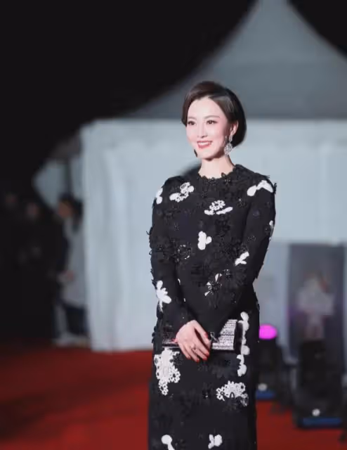 美女主播人餘聲:32歲嫁富豪,老公陷醜聞風波,她也成「受害者」