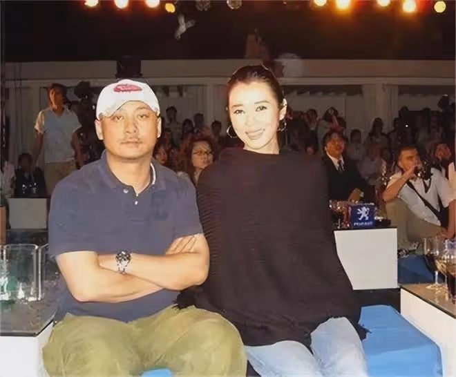 她曾被黃渤吻到害羞,與導演同居12年遭拋棄,今47歲身價高達40億