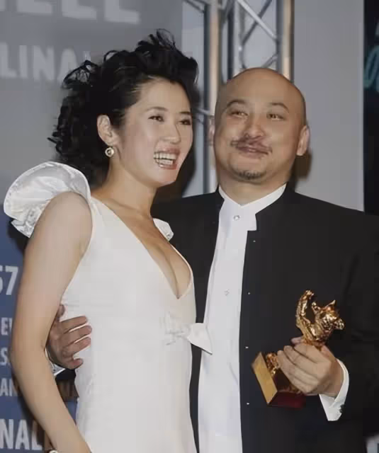 她曾被黃渤吻到害羞,與導演同居12年遭拋棄,今47歲身價高達40億