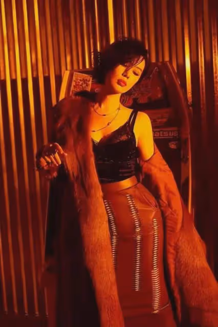 她曾被黃渤吻到害羞,與導演同居12年遭拋棄,今47歲身價高達40億