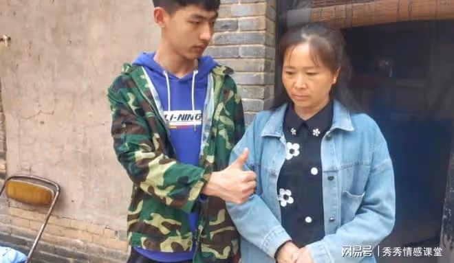 母親對兒子過分溺愛，兒子提出無理要求，被父親當場發現