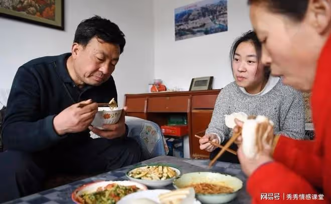 岳母來帶娃，月月一萬不夠花，女婿偷偷查完帳憤怒：養不起你一家
