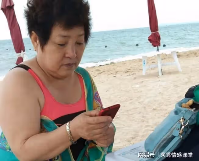 婆婆參加老年旅遊團，兒媳給她打20通電話：全家餓著肚子等你做飯