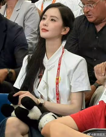劉詩詩「旗袍上衣」現身巴黎奧運 拿摺扇抱娃娃!網暈:仙女下凡