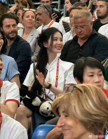 劉詩詩「旗袍上衣」現身巴黎奧運 拿摺扇抱娃娃!網暈:仙女下凡
