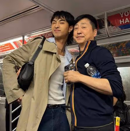 庾澄慶喜迎63歲生日! 親密同框小哈利「今昔對比曝光」