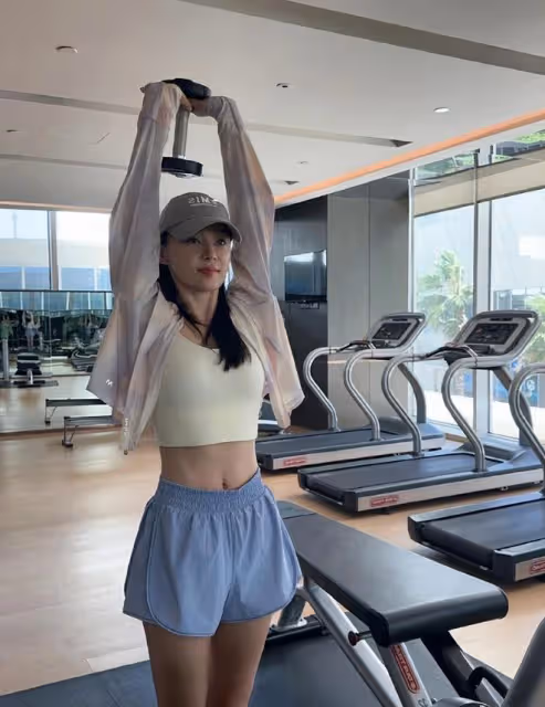37歲袁姍姍曬健身照,再現「馬甲線」女神風采,零贅肉身材美爆了