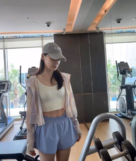 37歲袁姍姍曬健身照,再現「馬甲線」女神風采,零贅肉身材美爆了